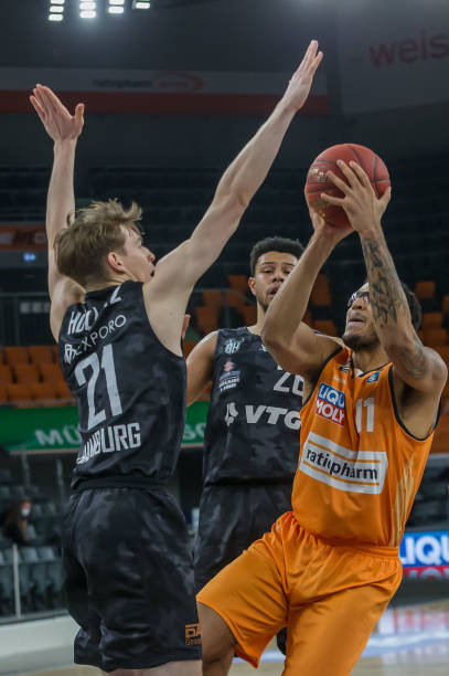 舆论中坚守 舆论中坚守