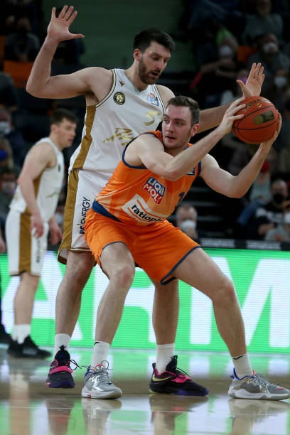 两队的教练 两队的教练